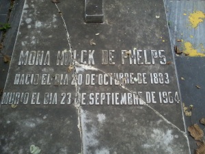 Lapida de Mona Holk de Phelps, segunda esposa